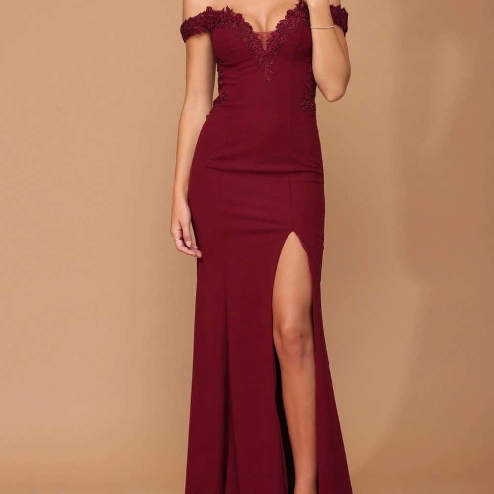 Vestido largo  elegante 
Color burgundy
Size 2XLARGE
Nuevo con etiqueta